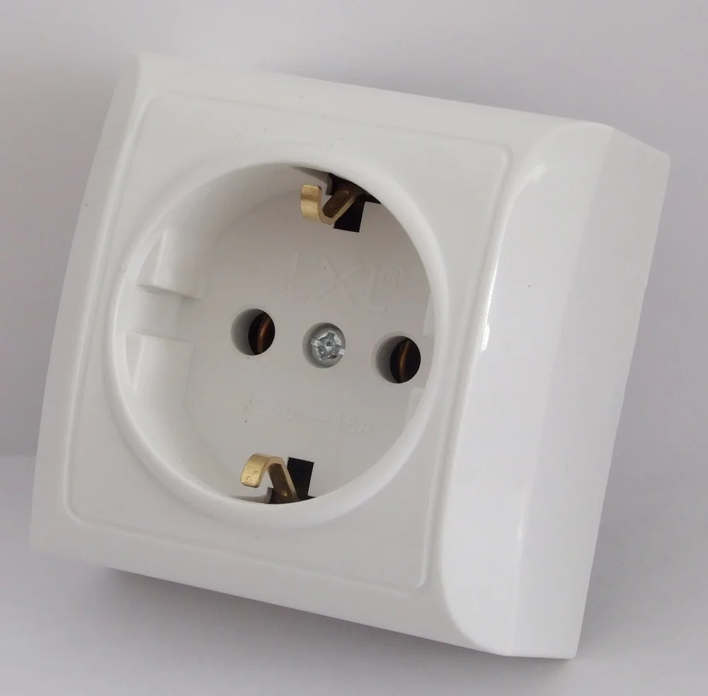 Розетка з заземленням 2211 LXL TERRA біла