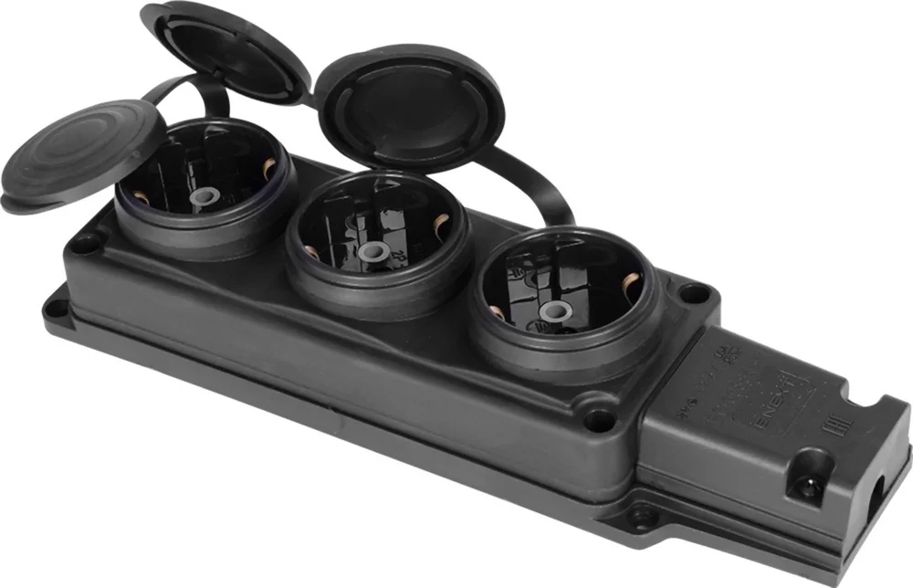 Розетка потрійна з заземленням та захисною кришкою каучукова E.NEXT e.socket.rubber.029.3.16,16А (s9100027)